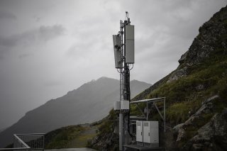 Le rayonnement non ionisant est par exemple émis par les antennes de téléphonie mobile, comme celle représentée sur cette image. Les WLAN, lignes électriques et de chemin de fer ainsi que les appareils électroménagers en émettent également. (Photo d'illustration) KEYSTONE/ALESSANDRO DELLA VALLE